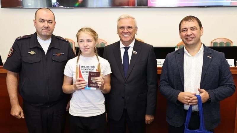 Люлин вручил первые паспорта активным участникам «Движения Первых»
