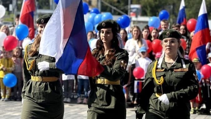 Гриневич вручила паспорта молодым нижегородцам в День российского флага