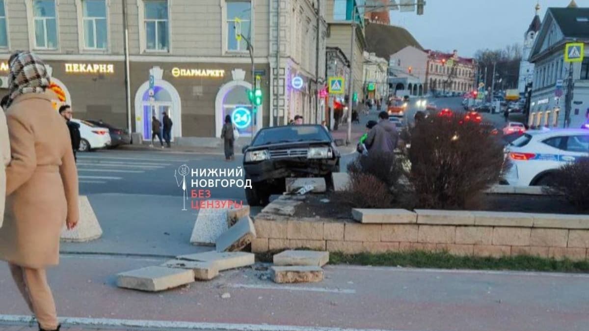Водитель вылетел на тротуар на Нижне-Волжской набережной