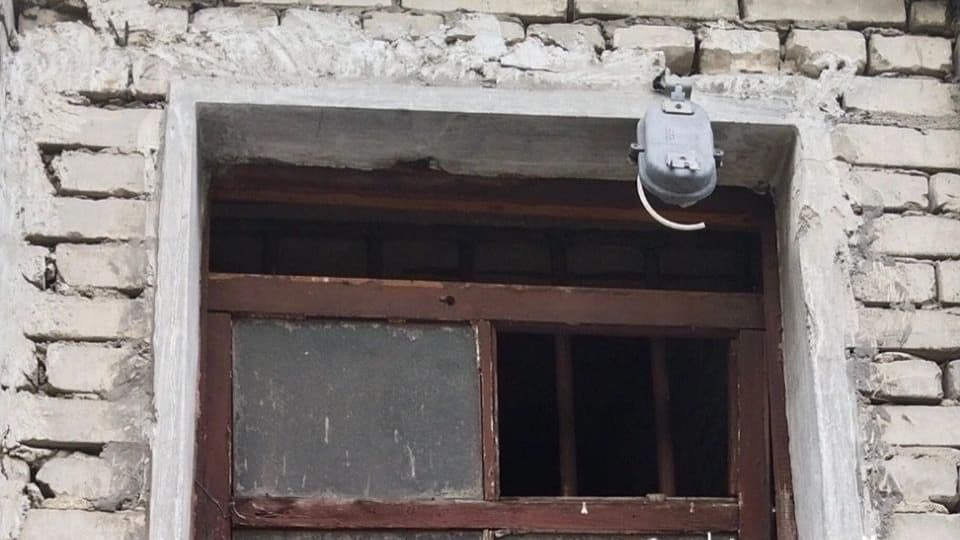 Жительница Дзержинска 5 лет живет без окон после взрыва на «Кристалле»