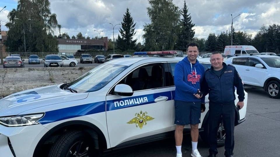 Главный тренер СКА Ротенберг сфотографировался с нижегородским полицейским