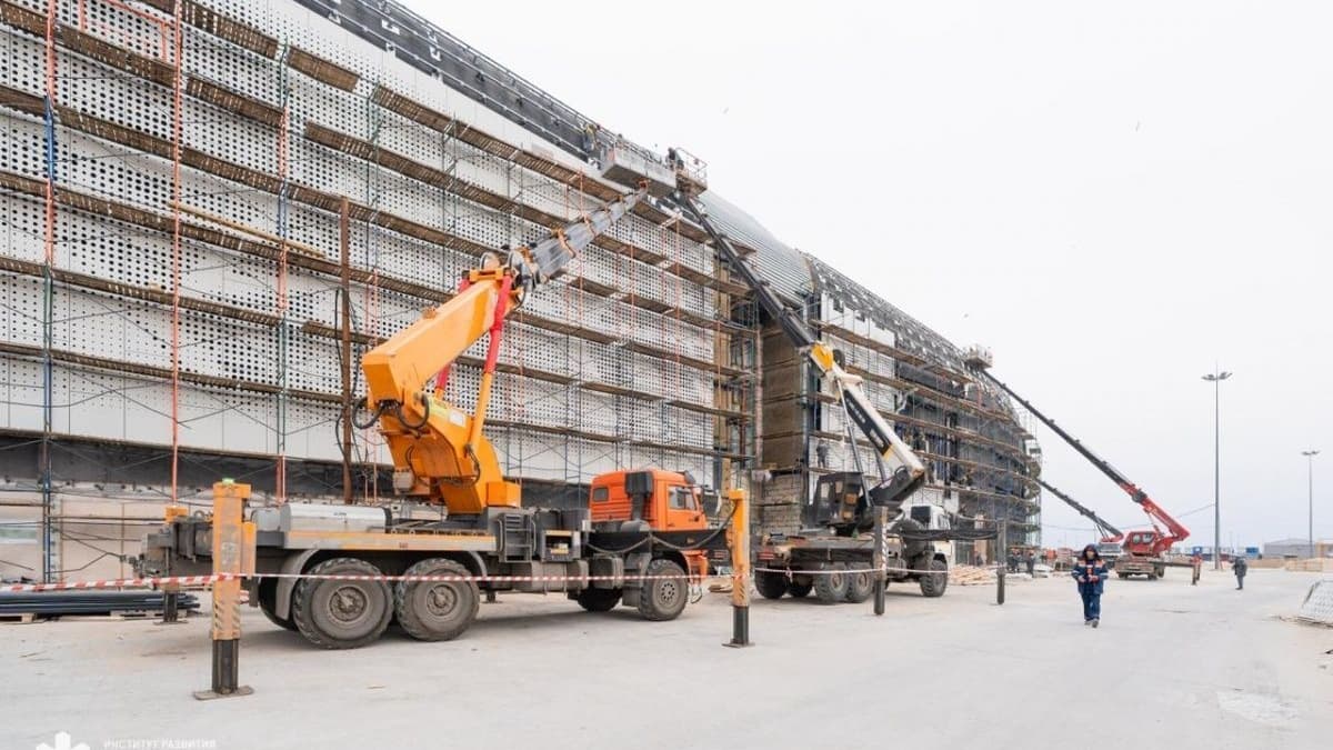 Панели фасада монтируют на Ледовой арене на Стрелке в Нижнем Новгороде