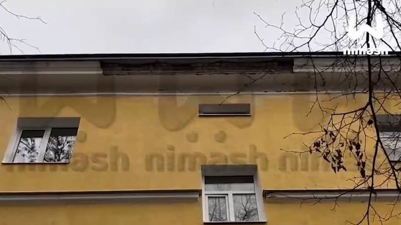 Специалисты обследуют разрушающийся фасад дома на улице Белинского