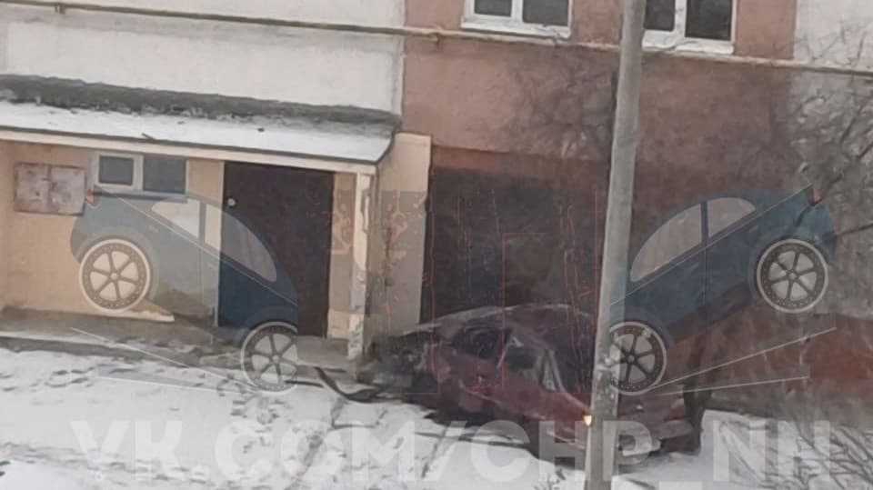 Автомобиль влетел в жилой дом на Автозаводе в Нижнем Новгороде