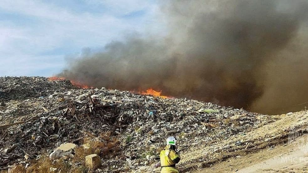 Площадь пожара на свалке под Богородском увеличилась до 1500 квадратных метров