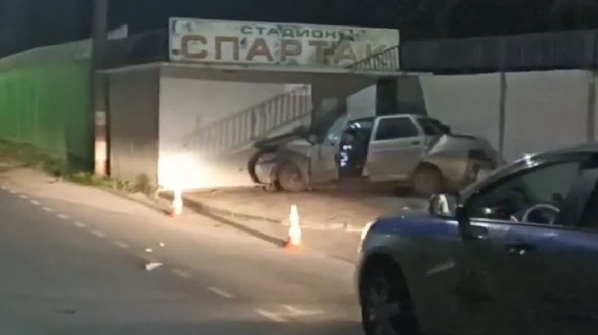 Машина влетела в стену в Нижегородской области: четверо пострадали