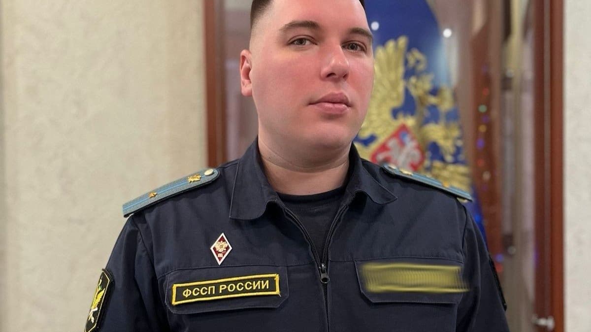 Пристав потушил курткой горящий автомобиль в Нижнем Новгороде