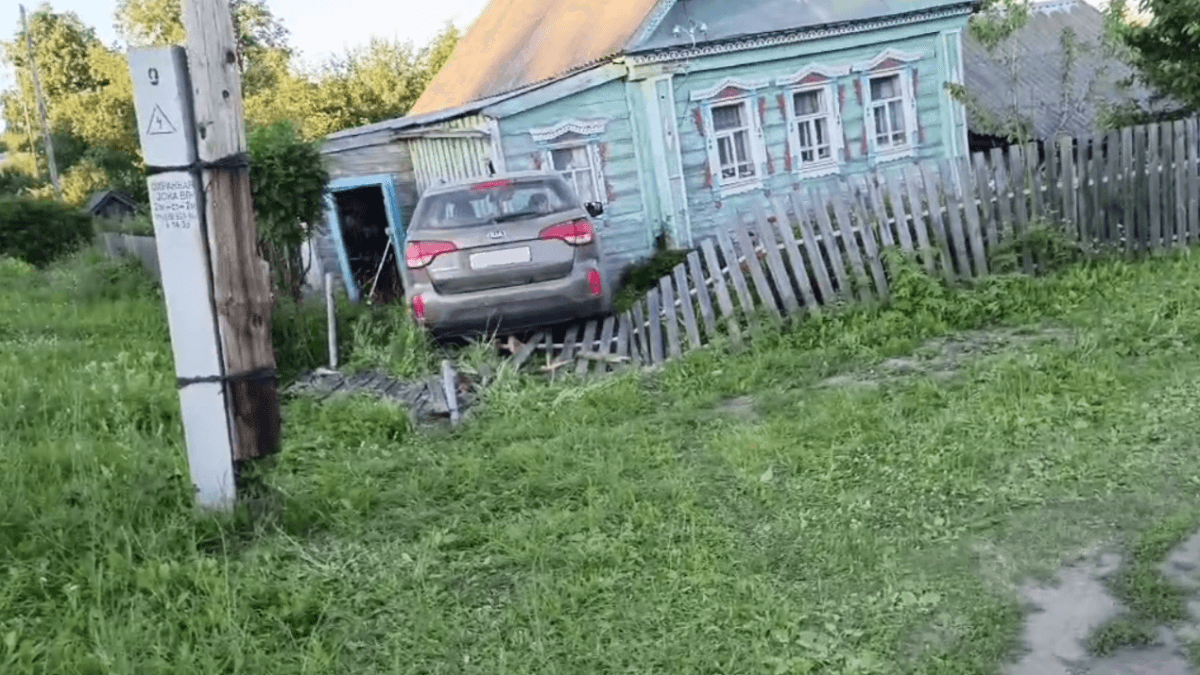 Нижегородка на иномарке влетела в частный дом в Вадском округе