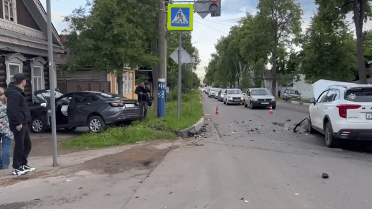 Lada влетела в частный дом в Арзамасе после столкновения с иномаркой