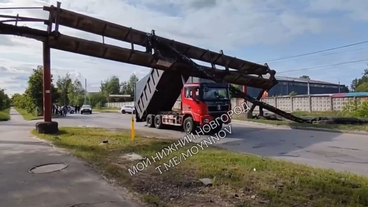 Самосвал снес трубы на улице Торфяной в Нижнем Новгороде