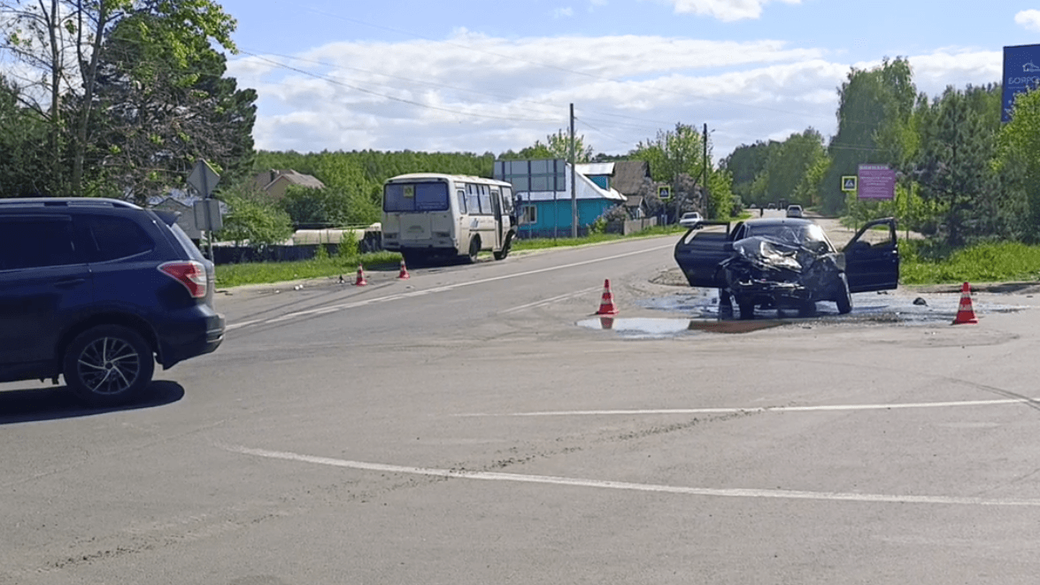 Пьяный водитель «Приоры» устроил ДТП с маршруткой на Бору
