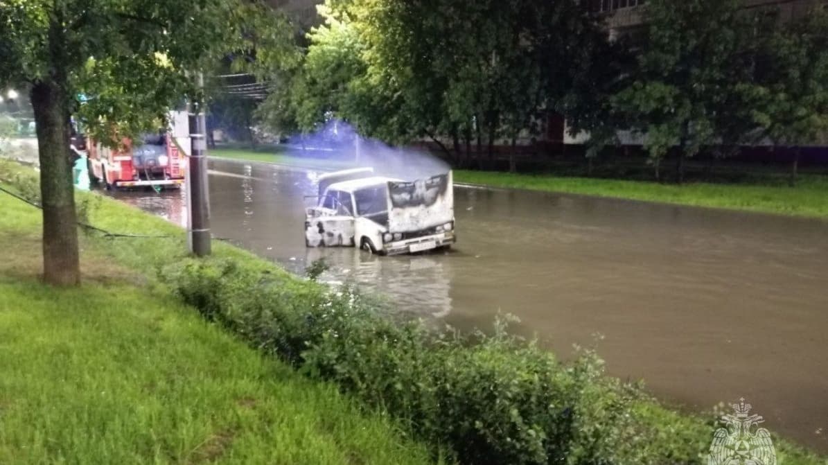 Салон «Жигули» загорелся ночью на Автозаводе в Нижнем Новгороде