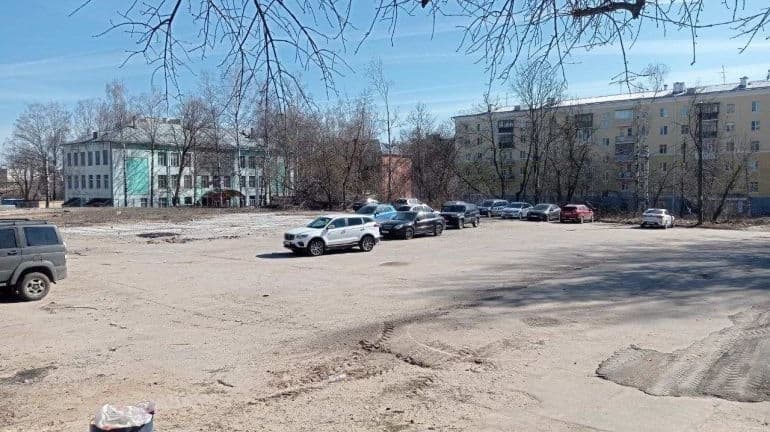 Жители Нижнего Новгорода устроили парковку на месте кинотеатра «Электрона»