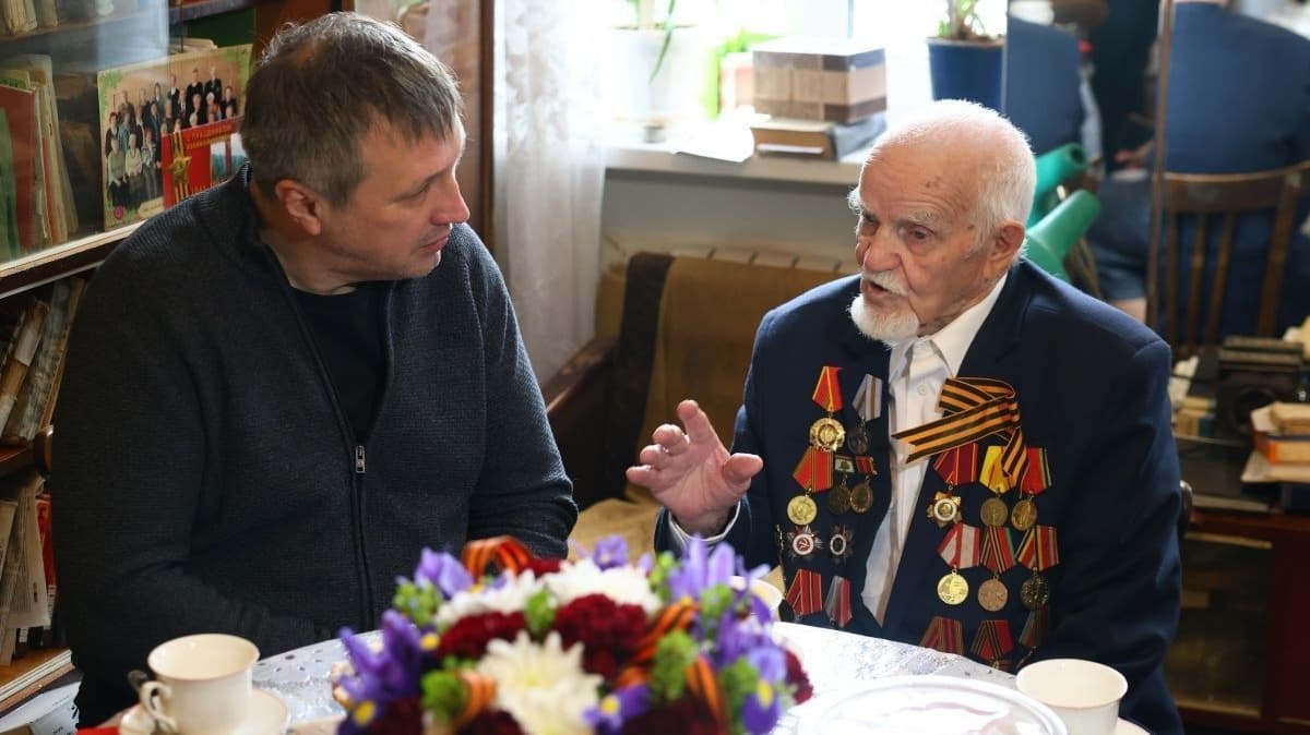 Творческая бригада поздравила дзержинских ветеранов с Днём Победы