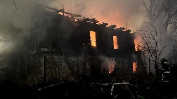Крупный пожар уничтожил расселенный дом в Нижнем Новгороде