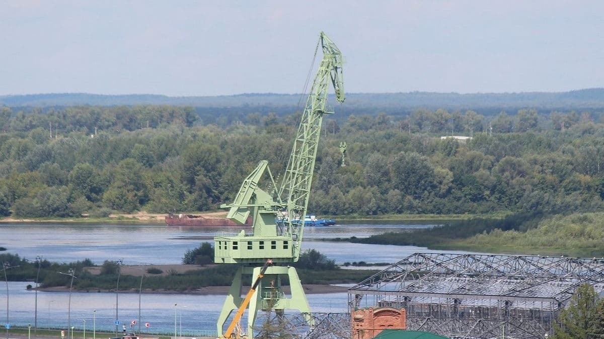 Установка портального крана завершается на нижегородской Стрелке