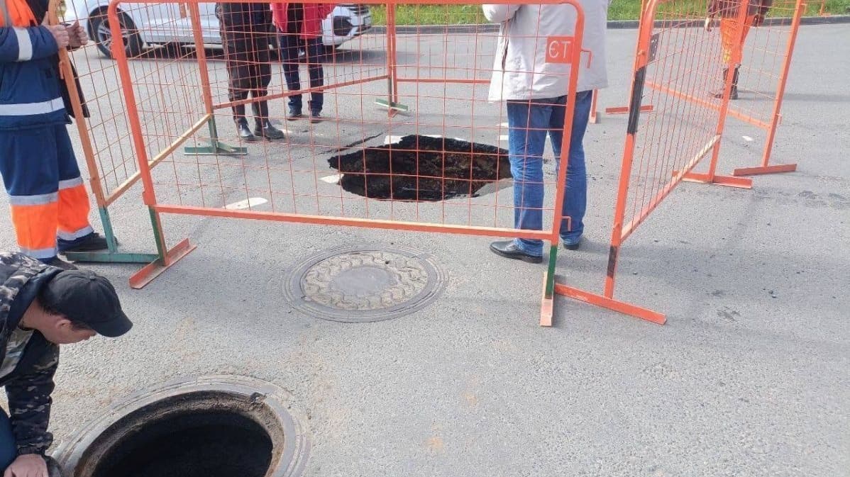 Провалившийся в яму у ТЦ «Жар-Птица» автобус эвакуировали