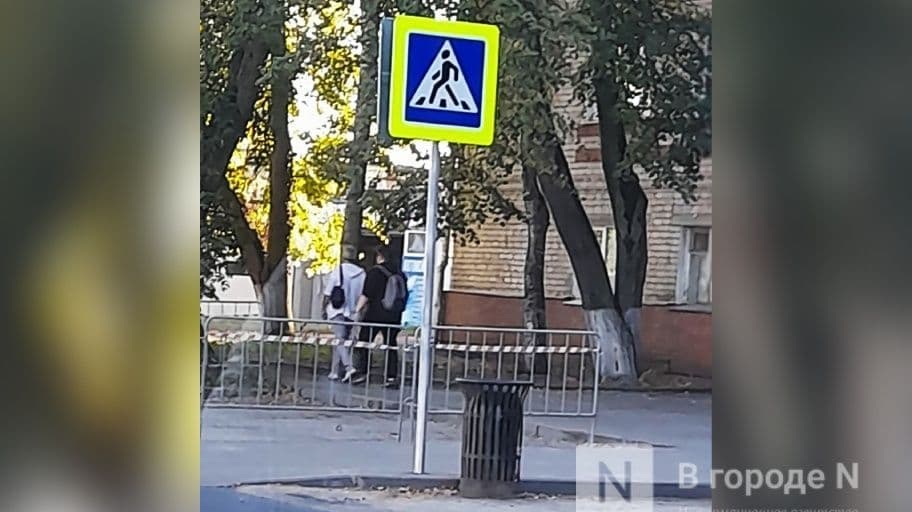 Установленный посреди тротуара в Нижнем Новгороде знак перенесли