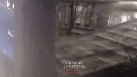 Водитель на Porshe снес ограду в сквере в центре Нижнего Новгорода