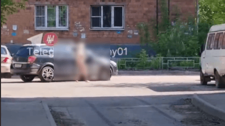 Раздетую женщину заметили на улице в Нижнем Новгороде
