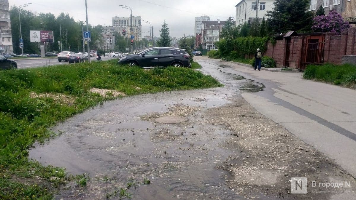 Поток воды хлынул из-под земли на Родионова в Нижнем Новгороде