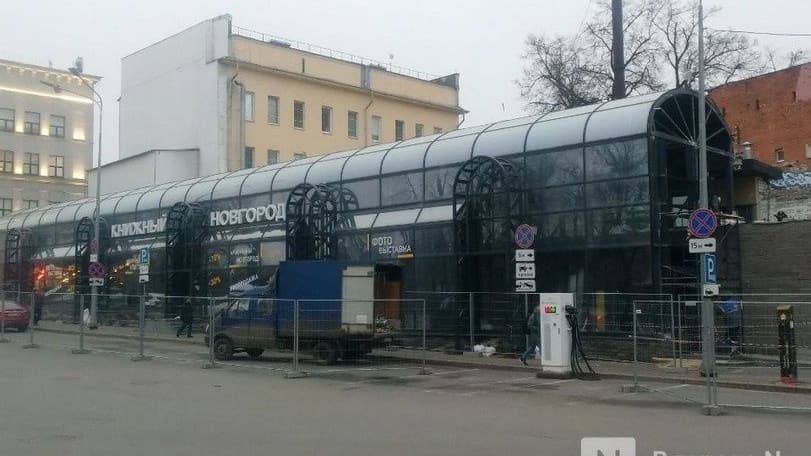 Магазин «Книжный Новгород» на площади Минина начали сносить