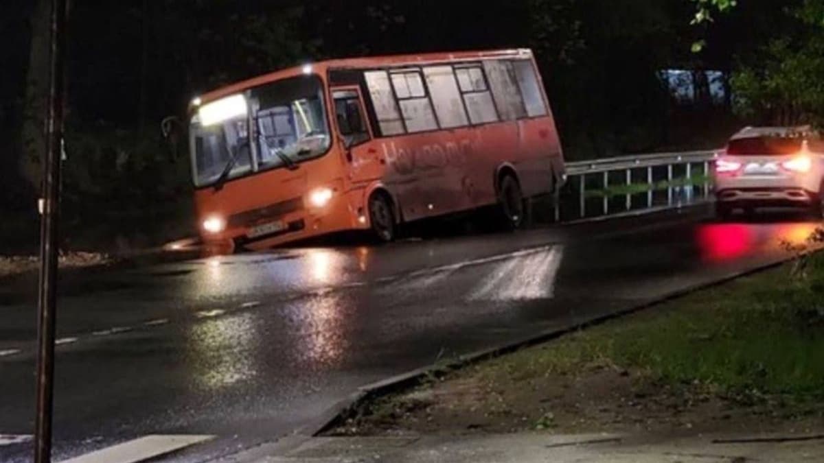 Автобус провалился в яму в Нижнем Новгороде