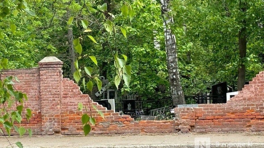 Рухнувший забор Бугровского кладбища отремонтируют в Нижнем Новгороде