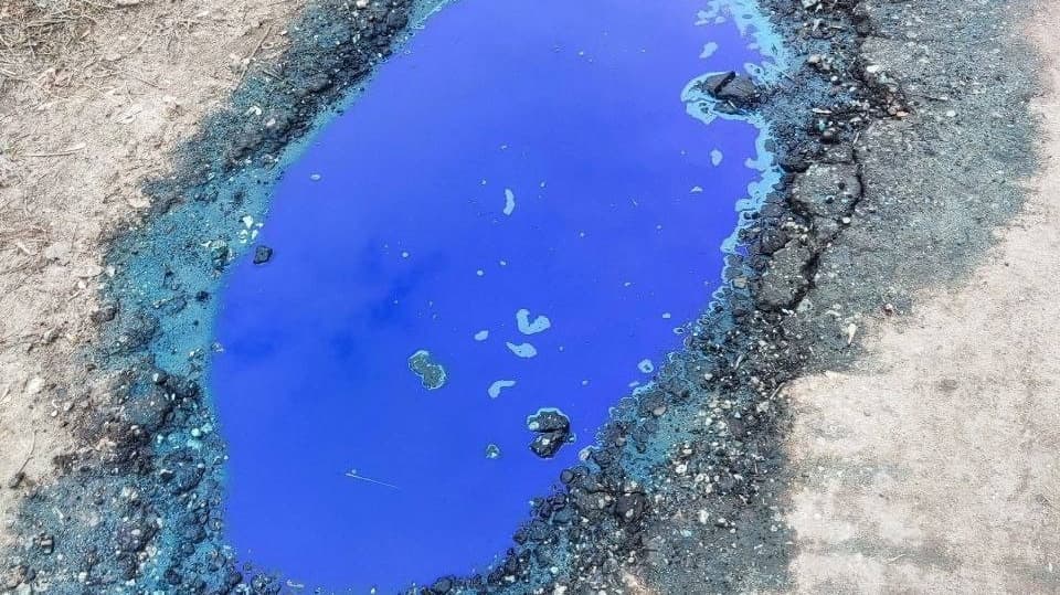 «Кровь смурфика»: нижегородцы обсуждают посиневшие дзержинские лужи