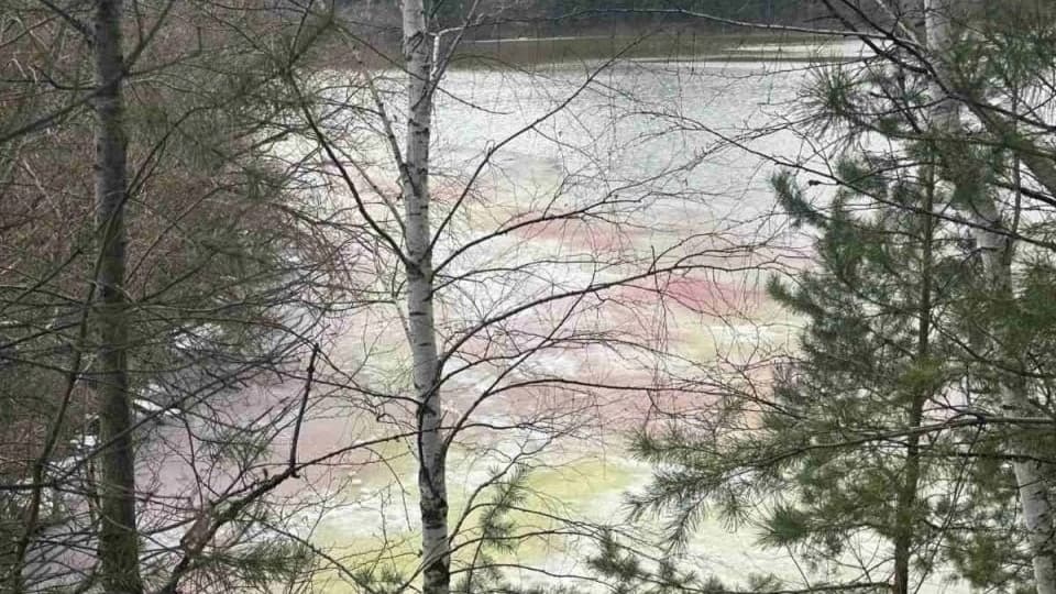 Цветной лед обнаружили рыбаки на озере в Дзержинске