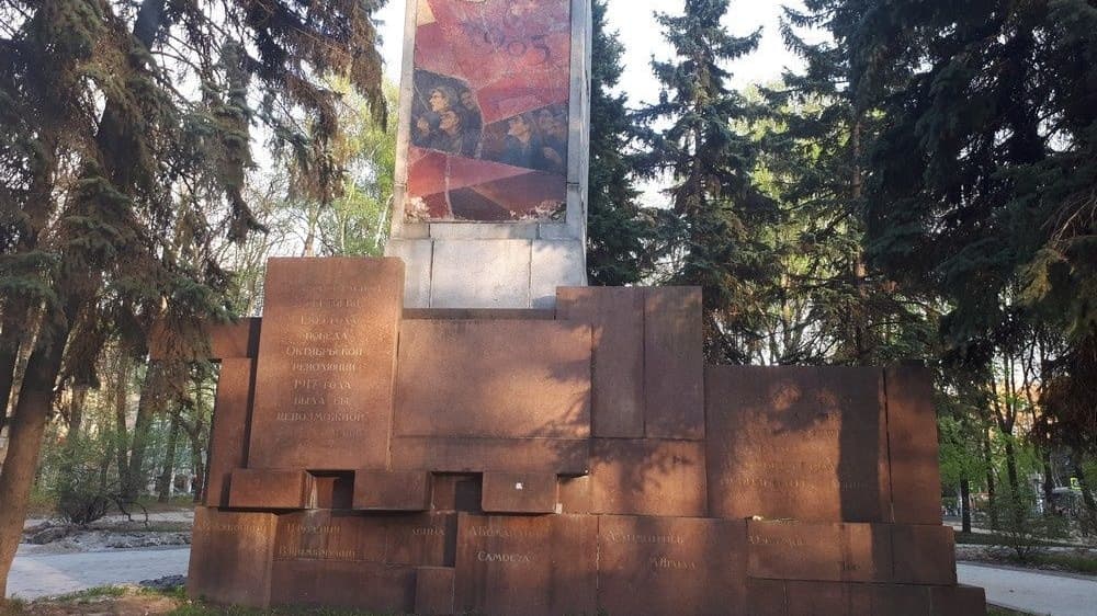Дети в костюмах животных залезли на мемориал в Нижнем Новгороде