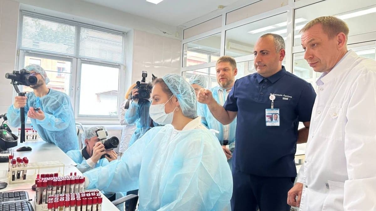 Робот-конвейер запустили в работу в Нижегородском СПИД-центре