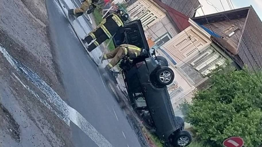 Пьяная женщина на легковушке врезалась в столб, удирая от полиции в Лыскове