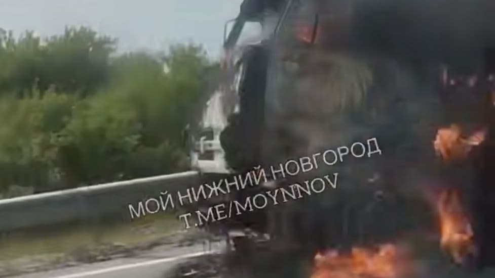 Грузовик загорелся на трассе в Нижнем Новгороде