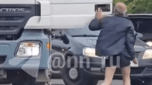 Мужчина в трусах бросается под машины в Нижнем Новгороде