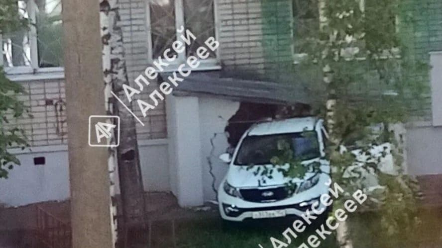 Девушка на иномарке въехала в жилой дом в Дзержинске