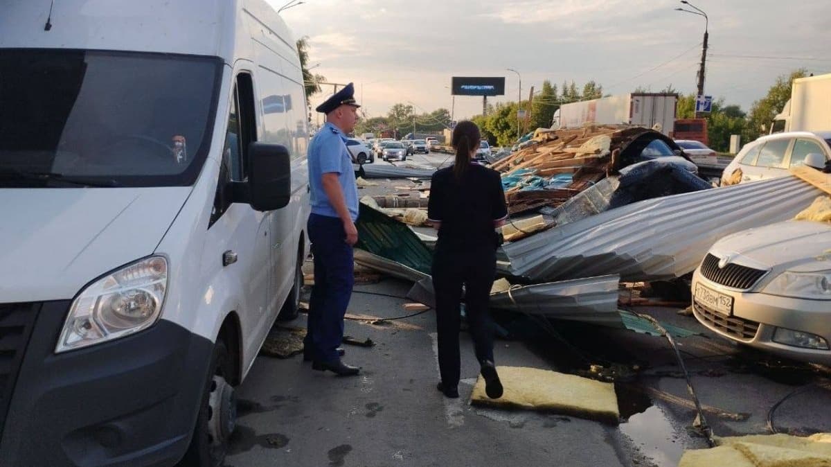 Прокуратура заинтересовалась сорвавшейся с кафе в Нижнем Новгороде крышей