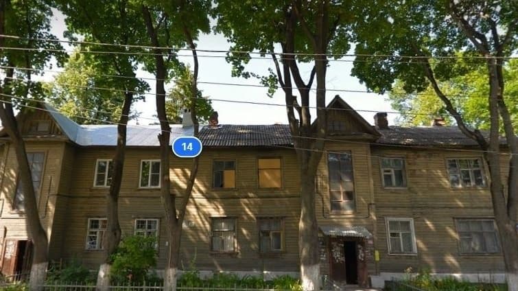 Власти прокомментировали спил деревьев у скандального дома на Генкиной