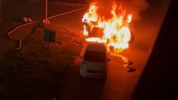 Porsche сгорел у парка Пушкина в центре Нижнего Новгорода