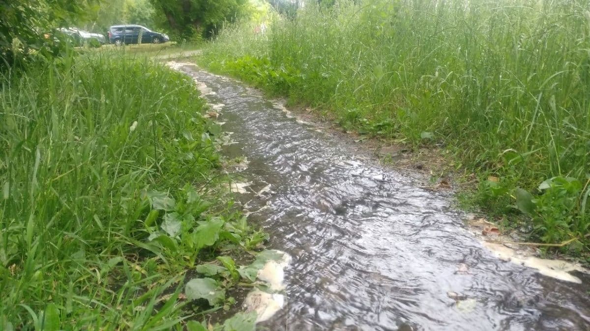 Коммунальная авария случилась на улице Надежды Сусловой в Нижнем Новгороде