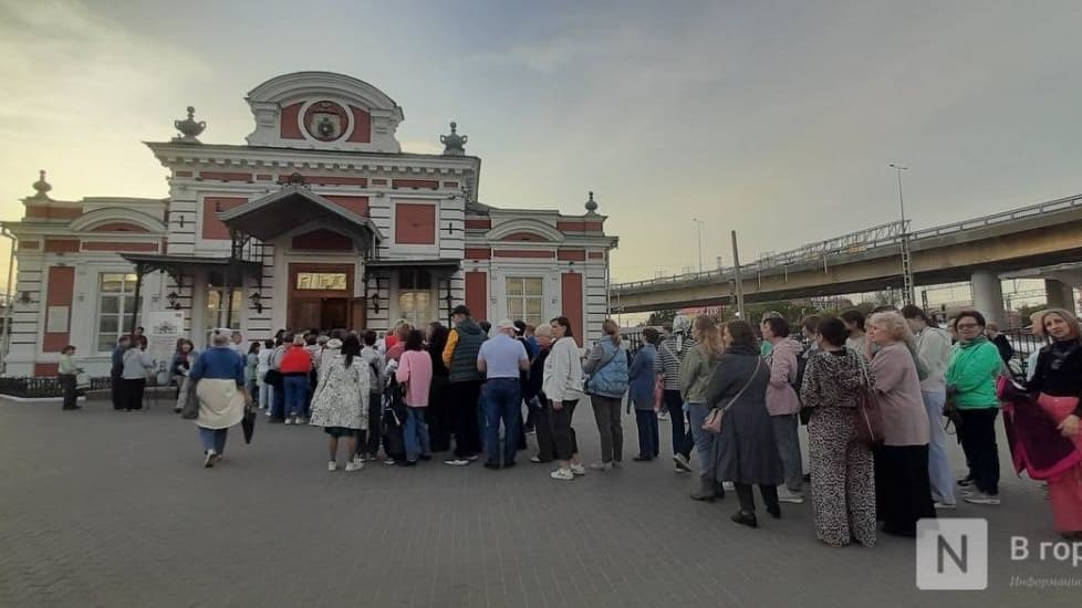 Сотни людей выстроились к Царскому павильону, открытому всего на 4 часа