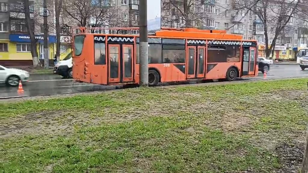 Нижегородка пострадала, пытаясь попасть в троллейбус