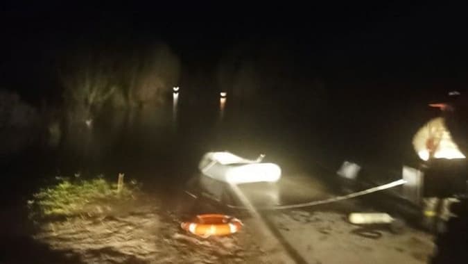 Автомобиль затонул при попытке проезда моста в нижегородском Тумботине