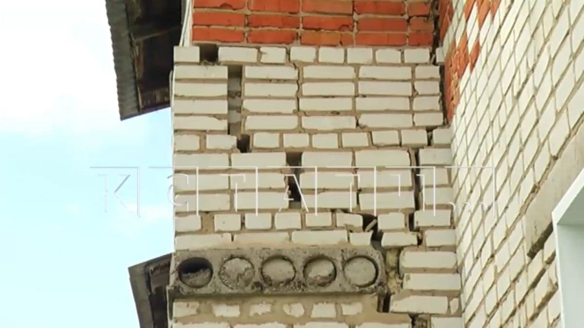 Многоквартирный жилой дом трещит и разваливается в Нижегородской области