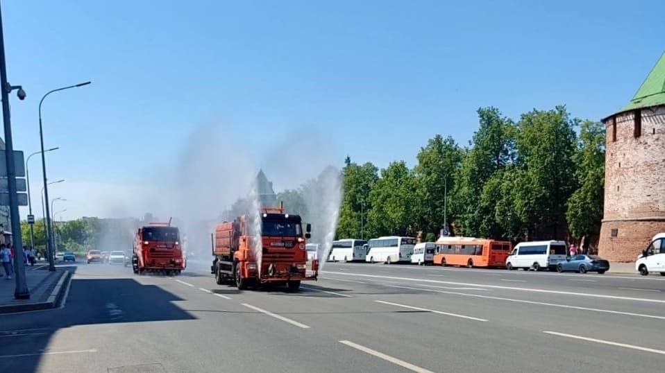 Полив дорог и растений усилили в Нижнем Новгороде из-за жары