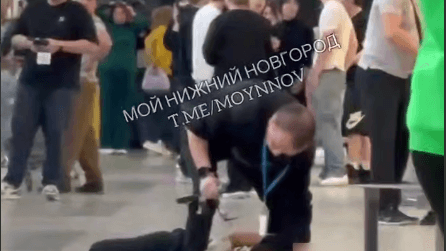 Охранник жестко задержал подростка в нижегородском ТЦ из-за банки с раками