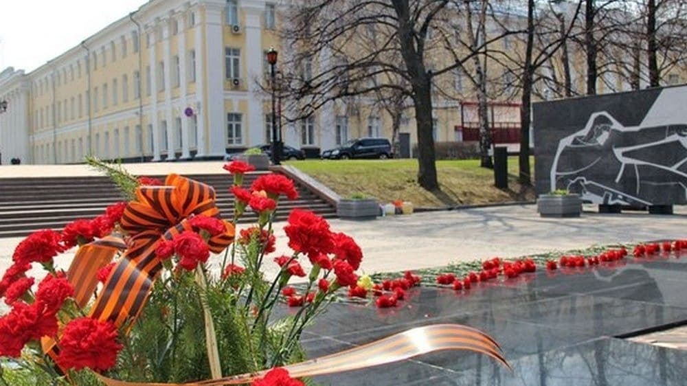 Глеб Никитин возложил цветы к Вечному огню в День Победы