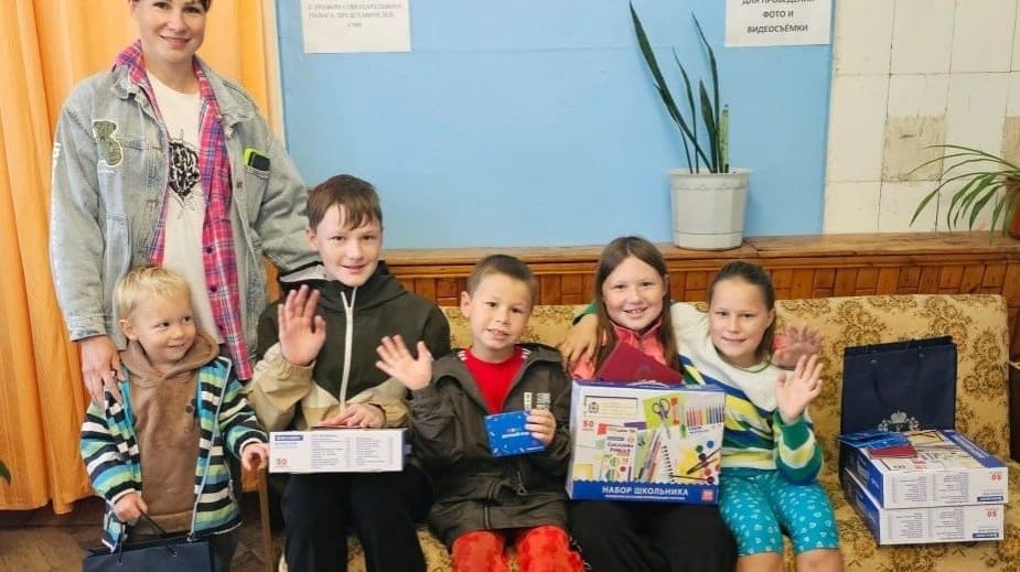 Евгений Люлин помог собрать в школу детей из многодетных семей