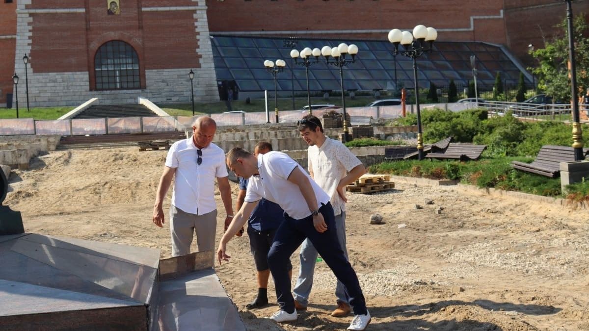 Рыболовлев поручил ускорить благоустройство сквера на улице Ильинской