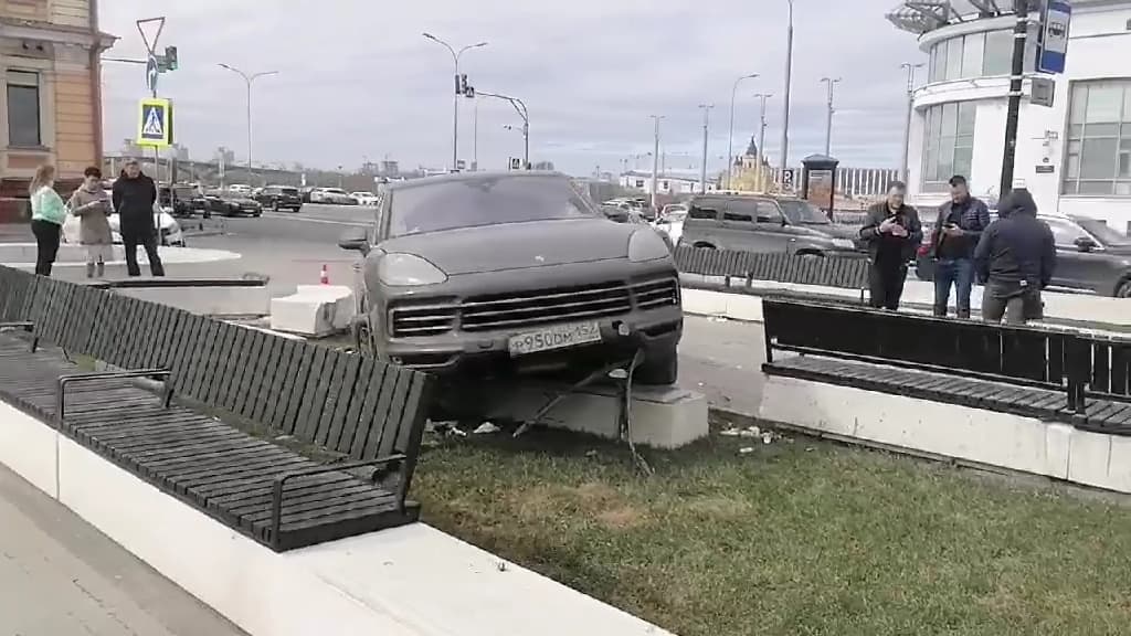 Стали известны подробности вылета Porsche на тротуар на площади Маркина